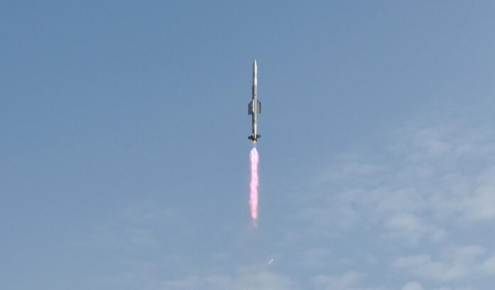 ڈی-آر-ڈی-او-نے-نئی-نسل-کی-’آکاش-میزائل‘-کا-کیا-کامیاب-تجربہ،-وزیر-دفاع-راجناتھ-سنگھ-نے-دی-مبارکباد