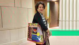 <b>پرینکا-گاندھی-کی-فلسطینی-عوام-کی-حمایت:-پارلیمنٹ-میں-‘فلسطین’-بیگ-کے-ساتھ-آمد</b>