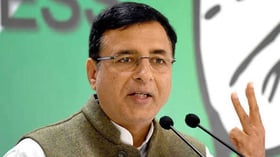 <b>پیگاسس-اسکینڈل:-کانگریس-کا-مودی-حکومت-پر-تنقید-کا-طوفان،-سرجے-والا-نے-اٹھائے-اہم-سوالات</b>