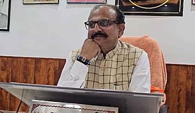 <b>ہولی-کے-رنگوں-سے-بچنے-کے-لیے-ترپال-کا-حجاب؟-یوپی-کے-وزیر-کا-متنازعہ-بیان</b> <b>ہولی-کے-رنگوں-سے-بچنے-کے-لیے-ترپال-کا-حجاب؟-یوپی-کے-وزیر-کا-متنازعہ-بیان</b>