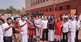 <b>حکومت-کی-بے-حسی:-لاکھوں-کنبوں-کو-معاشی-بدحالی-کا-سامنا،-کانگریس-کا-منریگا-معاملے-پر-احتجاج</b>